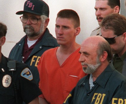 Timothy McVeigh led from Noble County courthouse by FBI agents