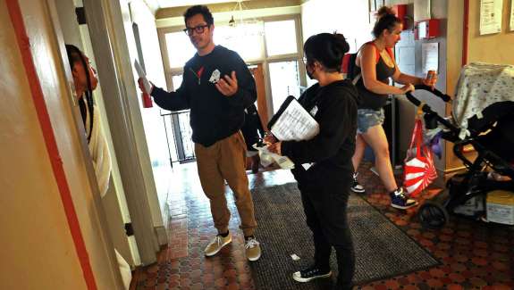 Armando Rodriguez and Lenea Maibaum chat with resident Robbi Tanner about their effort to unionize the tenants of a Veritas-affiliated apartment building at 755 O’Farrell St. in San Francisco.Photos by Scott Strazzante / The Chronicle