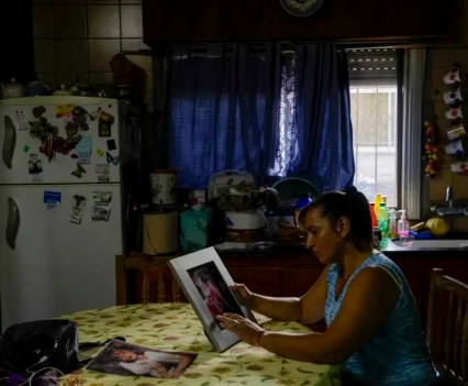 Alejandra Valenzuela, madre de Salomé, en su casa de San Miguel: "Mi familia éramos Salo, mi mamá y yo" Santiago Filipuzzi - LA NACION