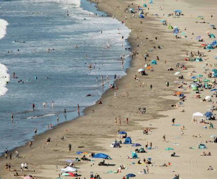 Crowds gather to enjoy the warm weather and ocean waves at Stinson Beach in 2020. A heat wave is forecast for the Bay Area.