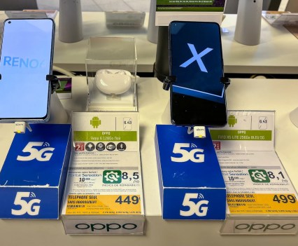 French electronics stores now prominently display repairability indexes from zero to 10, as seen here on two smartphones for sale in Paris scored 8.5 and 8.1, respectively. (Christina Passariello/TWP)